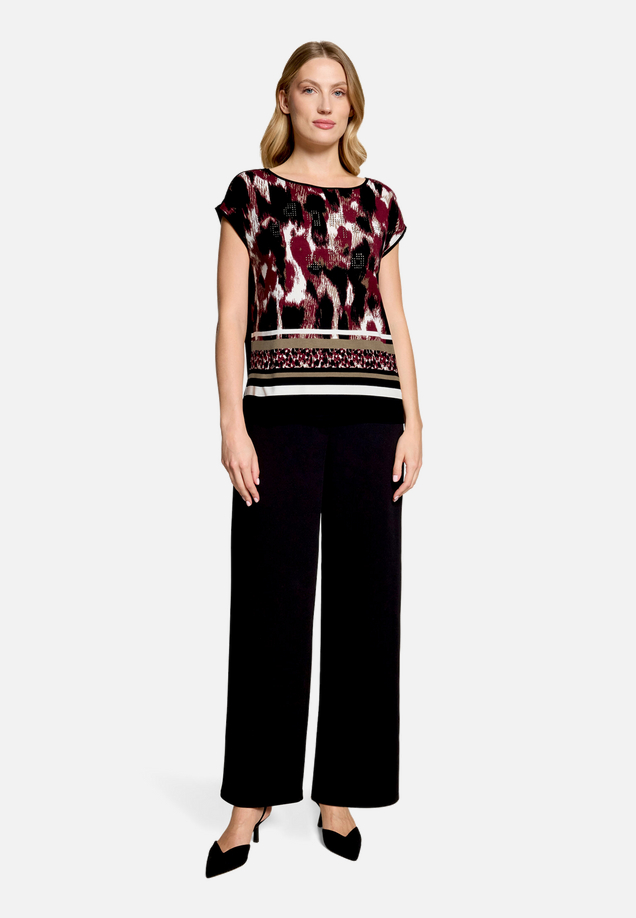 Shirt  mit Print und Rundhalsausschnitt  / Modellfoto Vorderseite (Outfit)