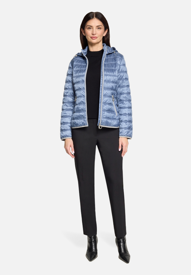 Steppjacke mit abnehmbarer Kapuze / Modellfoto Vorderseite (Outfit)
