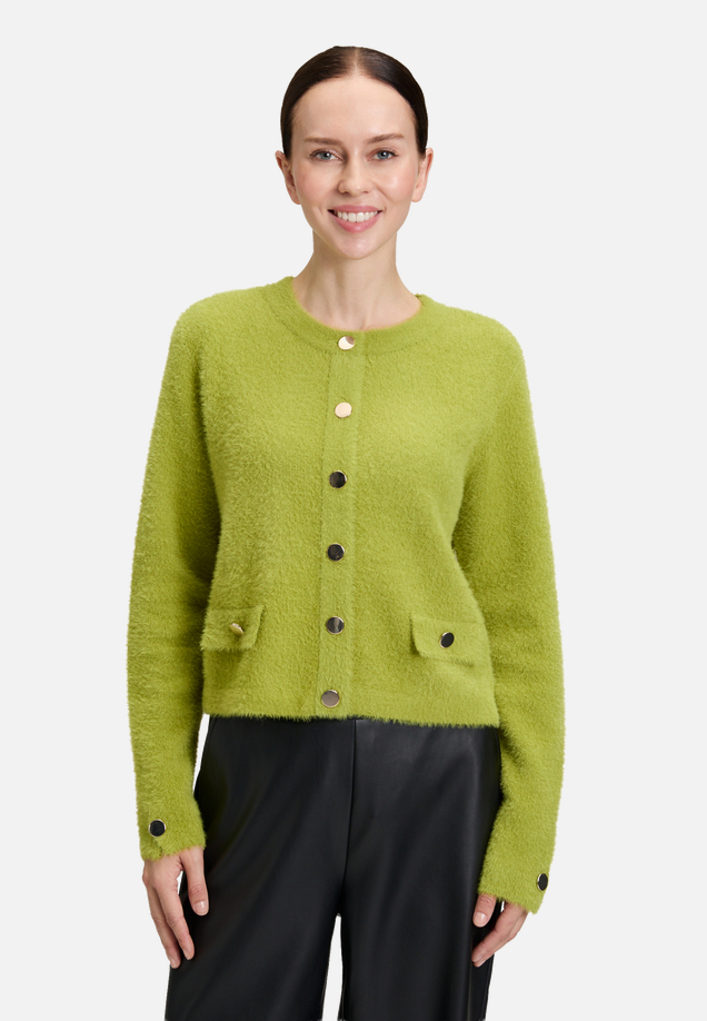 Casual-Strickjacke mit Knopfleiste / Modellfoto Vorderseite