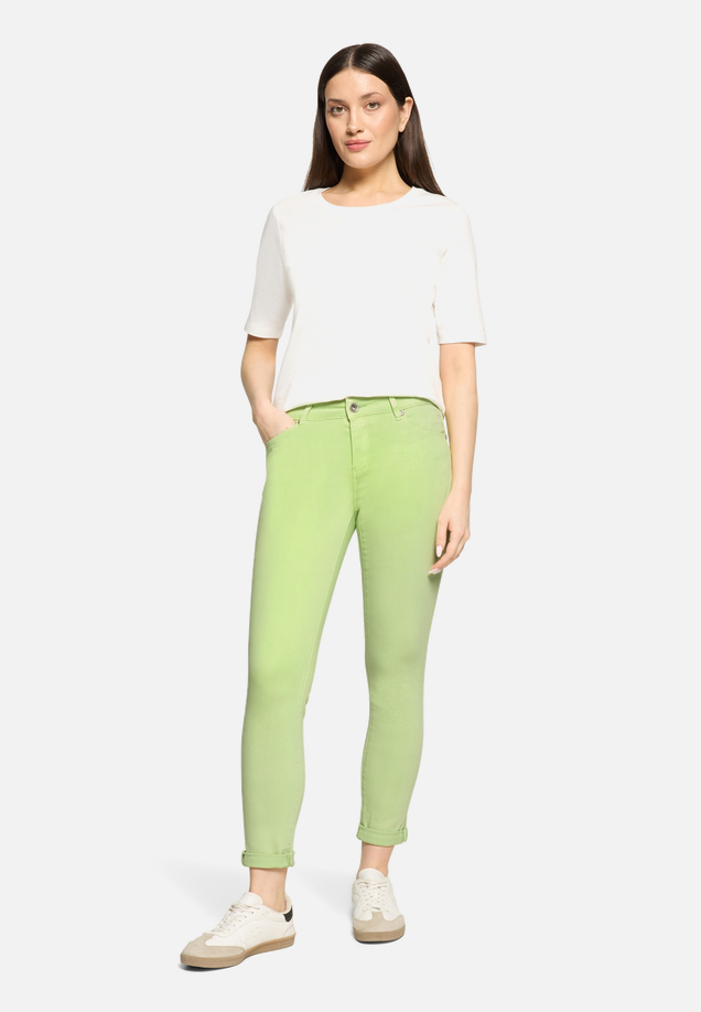 Slim Fit Jeans  mit Stretch-Anteil Style Sunny Short  / Modellfoto Vorderseite (Outfit)