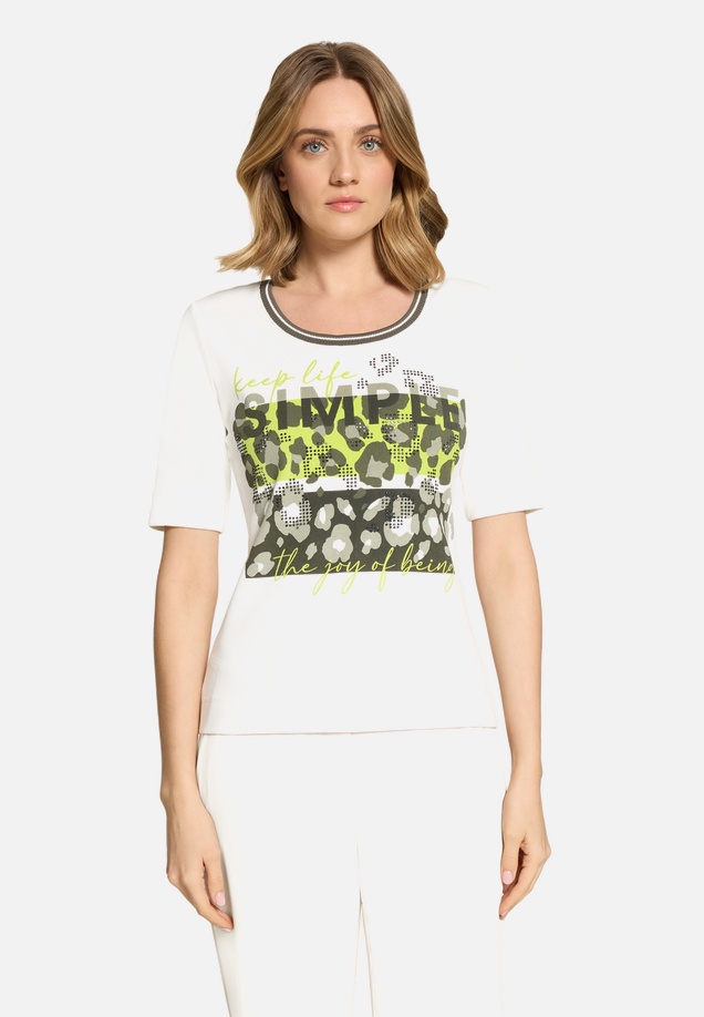 Basic Shirt mit Rippenstruktur / Modellfoto Vorderseite