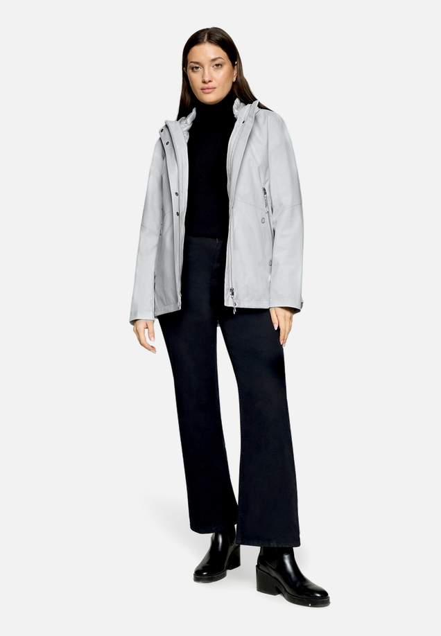 Outdoorjacke mit Kapuze / Modellfoto Vorderseite (Outfit)