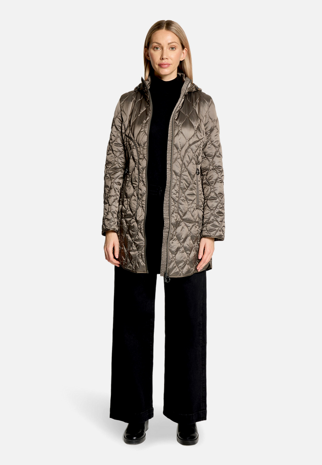 Outdoorjacke mit abnehmbarer Kapuze / Modellfoto Vorderseite (Outfit)