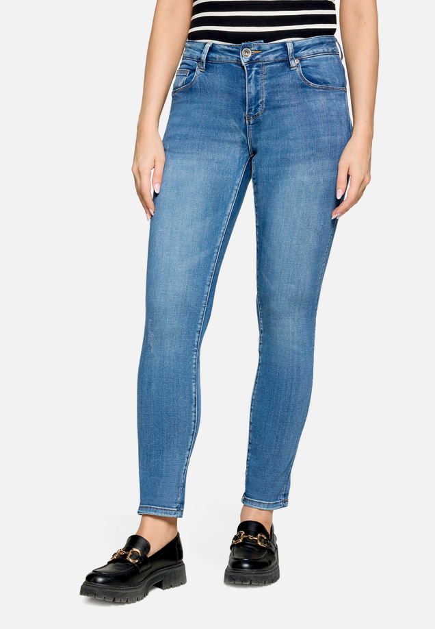 Slim Fit Jeans  mit Stretch-Anteil Style Sunny Short  / Modellfoto Vorderseite