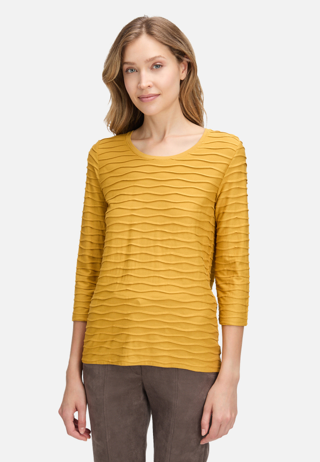 Basic Shirt mit Wellenstruktur / Modellfoto Vorderseite