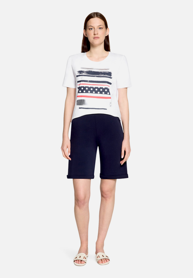 Basic Shirt mit Aufdruck / Modellfoto Vorderseite (Outfit)