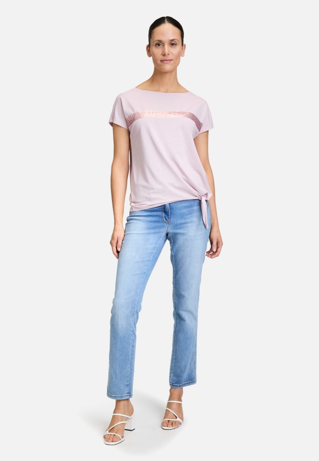Halbarm-Shirt mit Schleifenknoten / Modellfoto Vorderseite (Outfit)