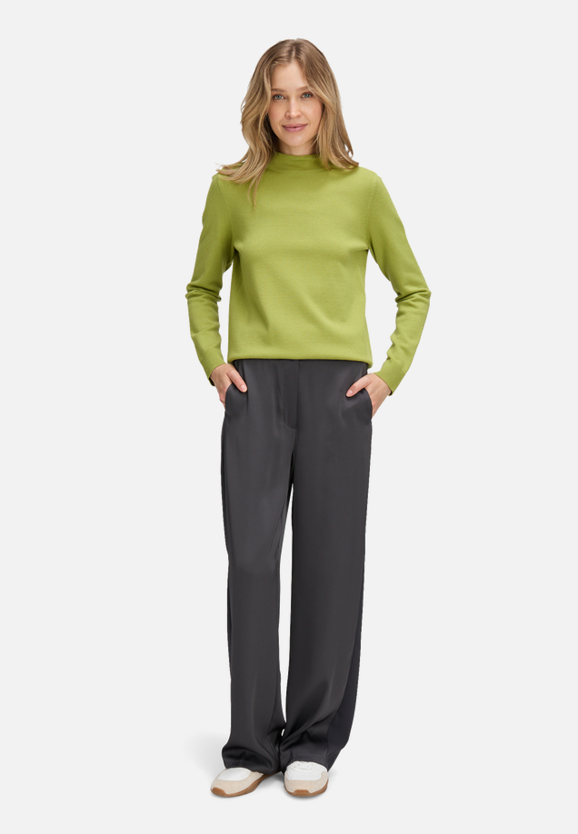 Basic-Strickpullover mit Stehkragen / Modellfoto Vorderseite (Outfit)