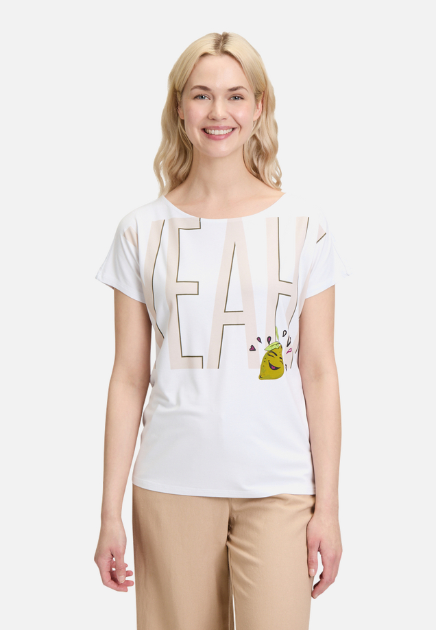 Basic Shirt mit U-Boot-Ausschnitt / Modellfoto Vorderseite