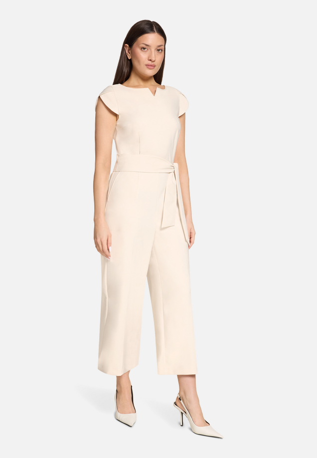 Eleganter Jumpsuit mit Bindegürtel / Modellfoto Vorderseite (Outfit)