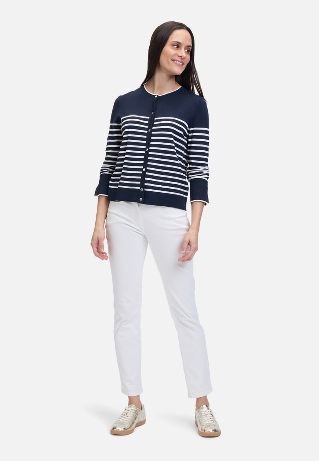 Basic-Strickjacke mit Streifen / Modellfoto Vorderseite (Outfit)